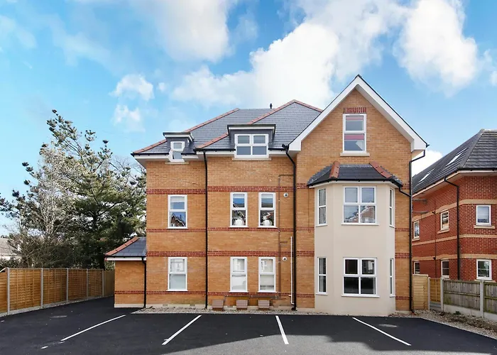 Stylish 2 Bedroom Apt - Parking - 5 Mins Walk To Beach